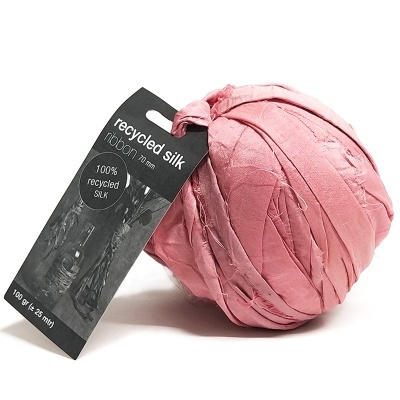 Rolo de fita rosa de seda reciclada com etiqueta preta