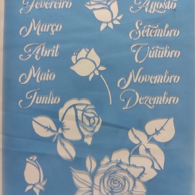 Molde stencil azul com nomes dos meses em branco e desenhos de rosas em branco.