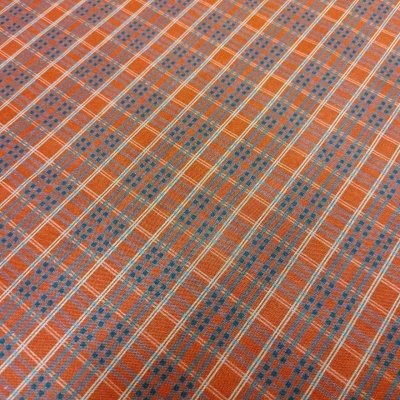 Tecido xadrez em tons de laranja, azul e creme com textura visível