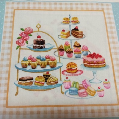 Tecido com padrão impresso de bolos, cupcakes e macarons em suportes e fundo xadrez bege