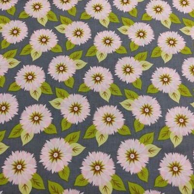 Tecido padrão floral com flores rosa e folhas verdes