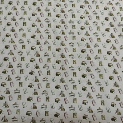 tecido branco com padrão de sacos de compras e caixas de presente coloridas