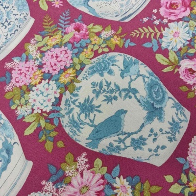 Tecido com padrão floral colorido em fundo vinho com vasos azuis e pássaro