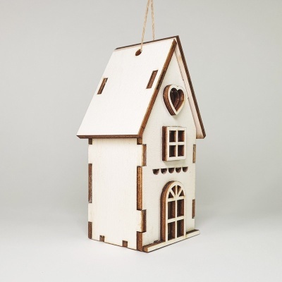 Casa decorativa pendente de madeira clara com janelas e porta