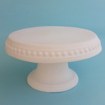 Suporte para bolo de cerâmica branco com padrão de bolinhas