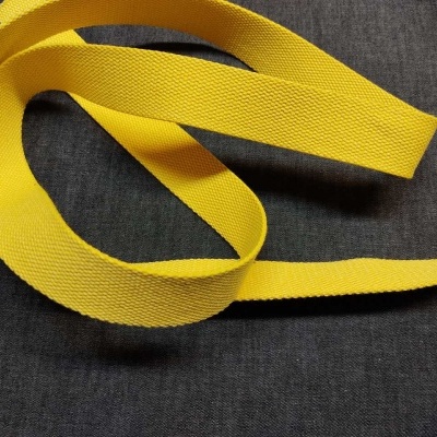 Fita amarela de tecido sobre fundo cinza escuro