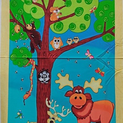 Toalha infantil colorida com animais da floresta e árvore grande.
