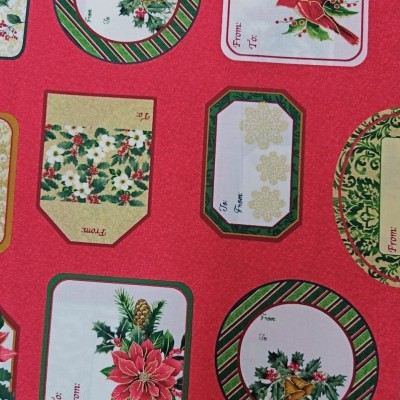 Papel de embrulho vermelho com etiquetas de presente festivas desenhadas