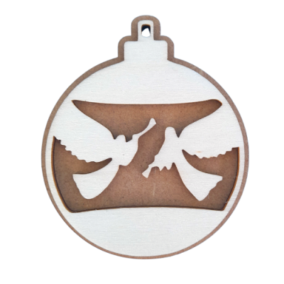 Enfeite de Natal redondo de madeira com anjos recortados.