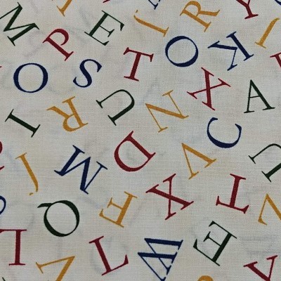 tecido branco com letras maiúsculas coloridas dispersas