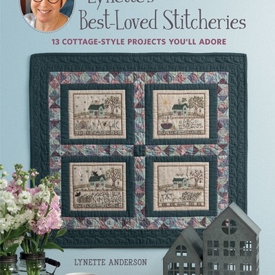 Capa de livro com patchwork azul e bege, flores em vasos, e casas decorativas cinzentas