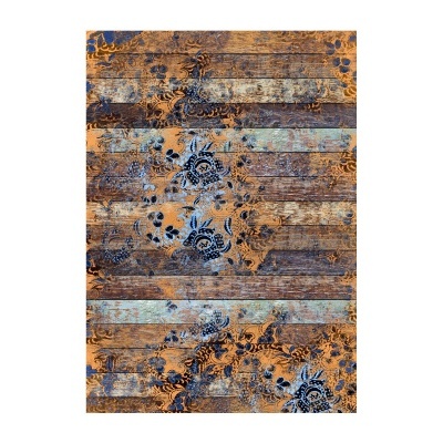 Tapete com padrão de madeira envelhecida e flores abstratas em tons de azul e castanho