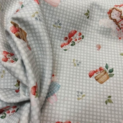 Tecido cinza claro com estampas coloridas de fadinhas, cogumelos e cestos de flores