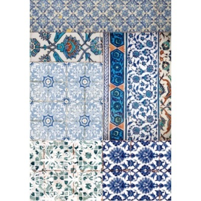 Azulejos decorativos cerâmicos com padrões geométricos e florais em azul, branco e verde