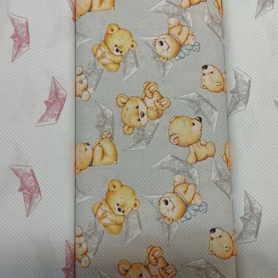 tecido infantil com padrões de barcos de papel e ursos de pelúcia em tons rosa, cinza e amarelo