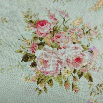 Tecido com padrão floral vintage em azul claro, rosa e verde