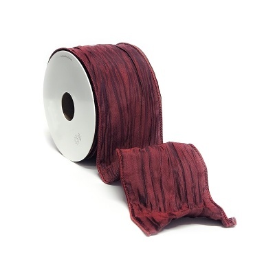 Rolo de fita decorativa em tecido vermelho ondulado num carretel branco
