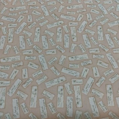 Etiquetas brancas com escrita manuscrita sobre fundo bege