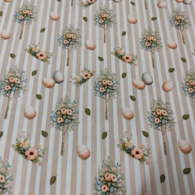 Tecido riscado bege e branco com padrões de cestos de flores coloridos