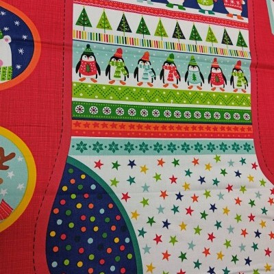 Tecido natalício com ursos polares, pinguins e árvores coloridas