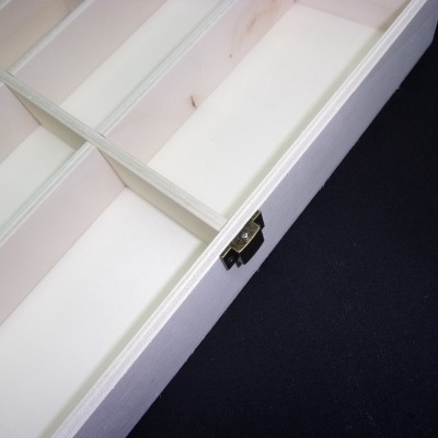 Caixa organizadora branca de madeira com divisórias e fecho metálico