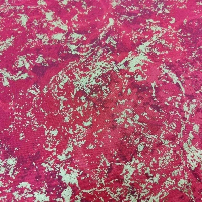 Tecido vermelho com padrão branco e cinza irregular