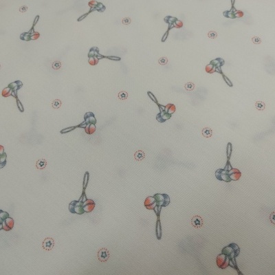 Tecido branco com padrão de colheres coloridas