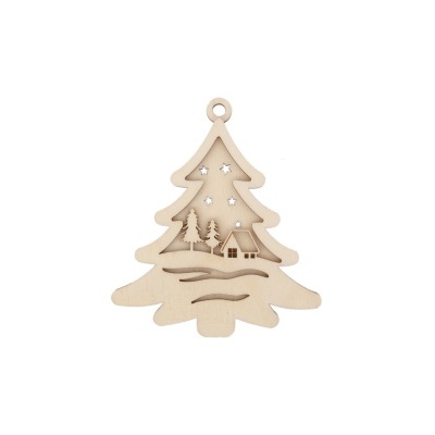 Enfeite de Natal em madeira clara formato árvore com recortes decorativos