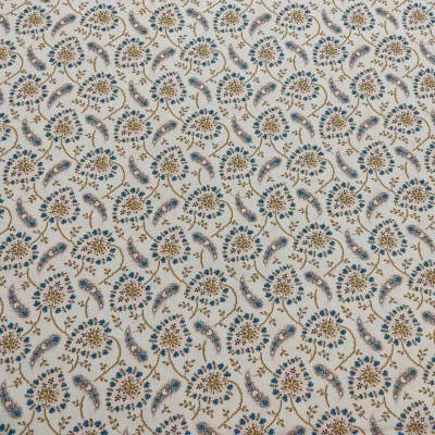 Tecido estampado floral em tons azuis, verdes e castanhos sobre fundo bege