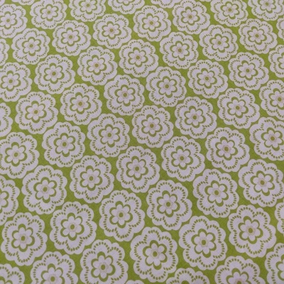 Tecido com padrão floral verde e branco