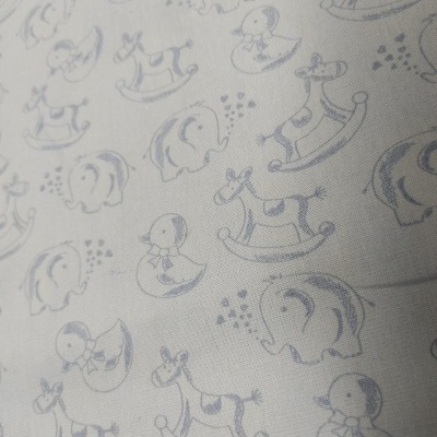 tecido branco com padrão de elefantes, patinhos e cavalinhos azuis