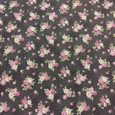 Tecido preto com padrão floral de pequenas flores cor-de-rosa, brancas e folhas verdes