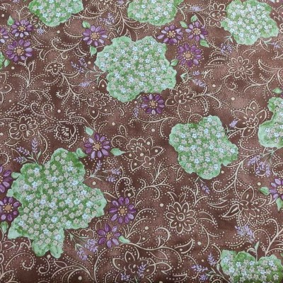 Tecido estampado castanho com flores verdes e lilás