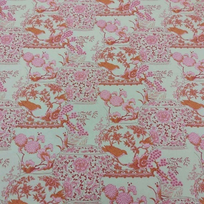 Têxtil decorativo com padrão de vasos rosas e laranja em fundo creme