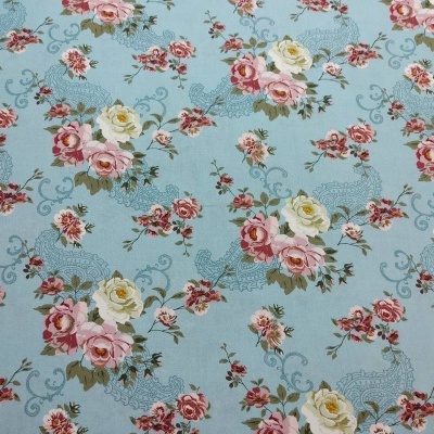 tecido floral azul claro com flores coloridas