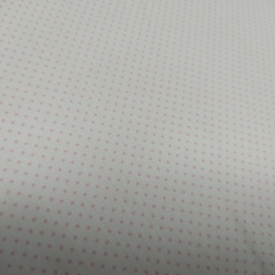 Tecido branco com pequenos pontos cor-de-rosa