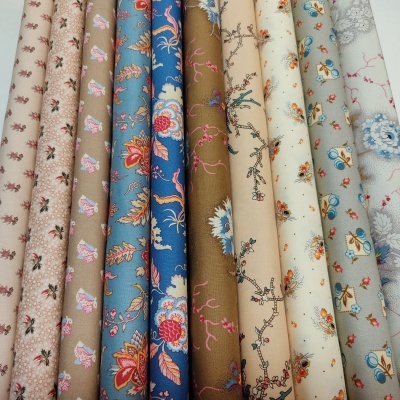Tecidos florais em várias cores e padrões arrumados lado a lado