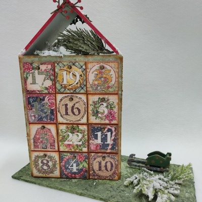 Calendário do advento em madeira com caixas numeradas e decoração natalícia