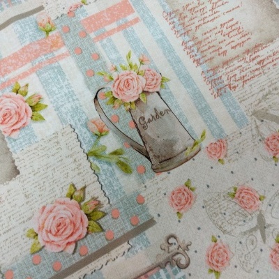 tecido estampado com flores rosas, borboletas, texto manuscrito e padrões de bolinhas azul e rosa