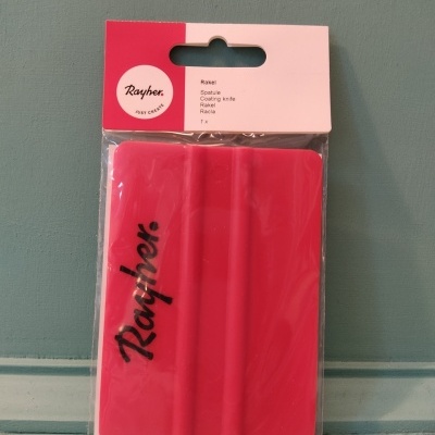 Espátula rosa Rayher em embalagem plástica com cartão de topo branco e vermelho