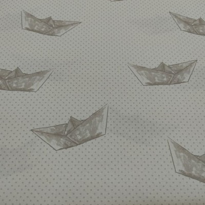 tecido branco com pontos cinzentos e barcos de papel estampados