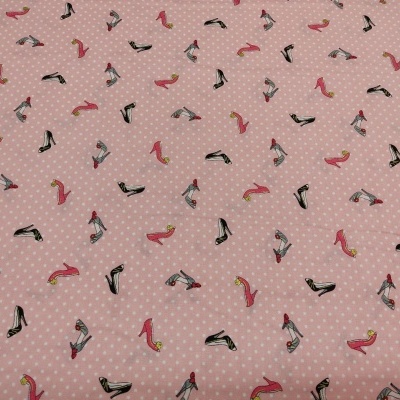 Tecido rosa com padrão de pequenos sapatos femininos e bolinhas brancas
