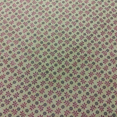 Tecido bege com padrão repetitivo de flores vermelhas e castanhas