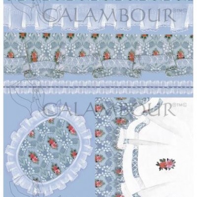 Pano de cozinha azul claro com padrão floral e renda branca, marca CALAMBOUR™