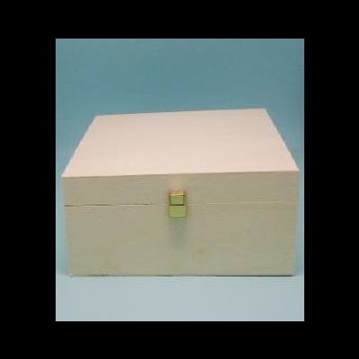 Caixa retangular branca com fecho dourado sobre fundo azul