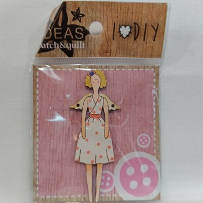 Botão decorativo mulher vestido branco às bolinhas cor-de-rosa em embalagem rosa de cartão e plástico