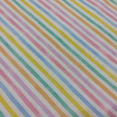 tecido com riscas diagonais em cores pastel sobre fundo branco