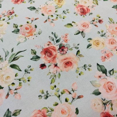 Tecido floral com rosas e folhas verdes sobre fundo cinza claro