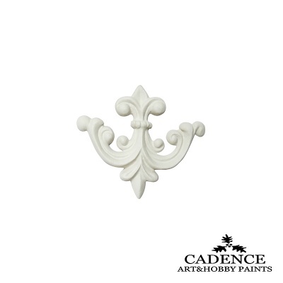 Ornamento decorativo branco em relevo com padrão clássico