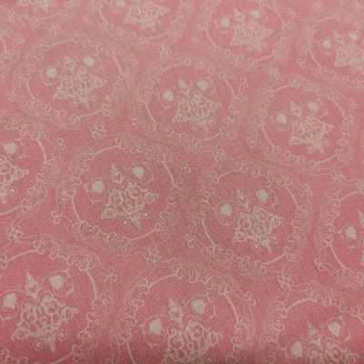 Tecido cor-de-rosa com padrão floral branco em relevo